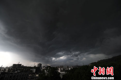 雷雨交加,北京的夏日奇景 雷雨交加,北京的夏日奇景